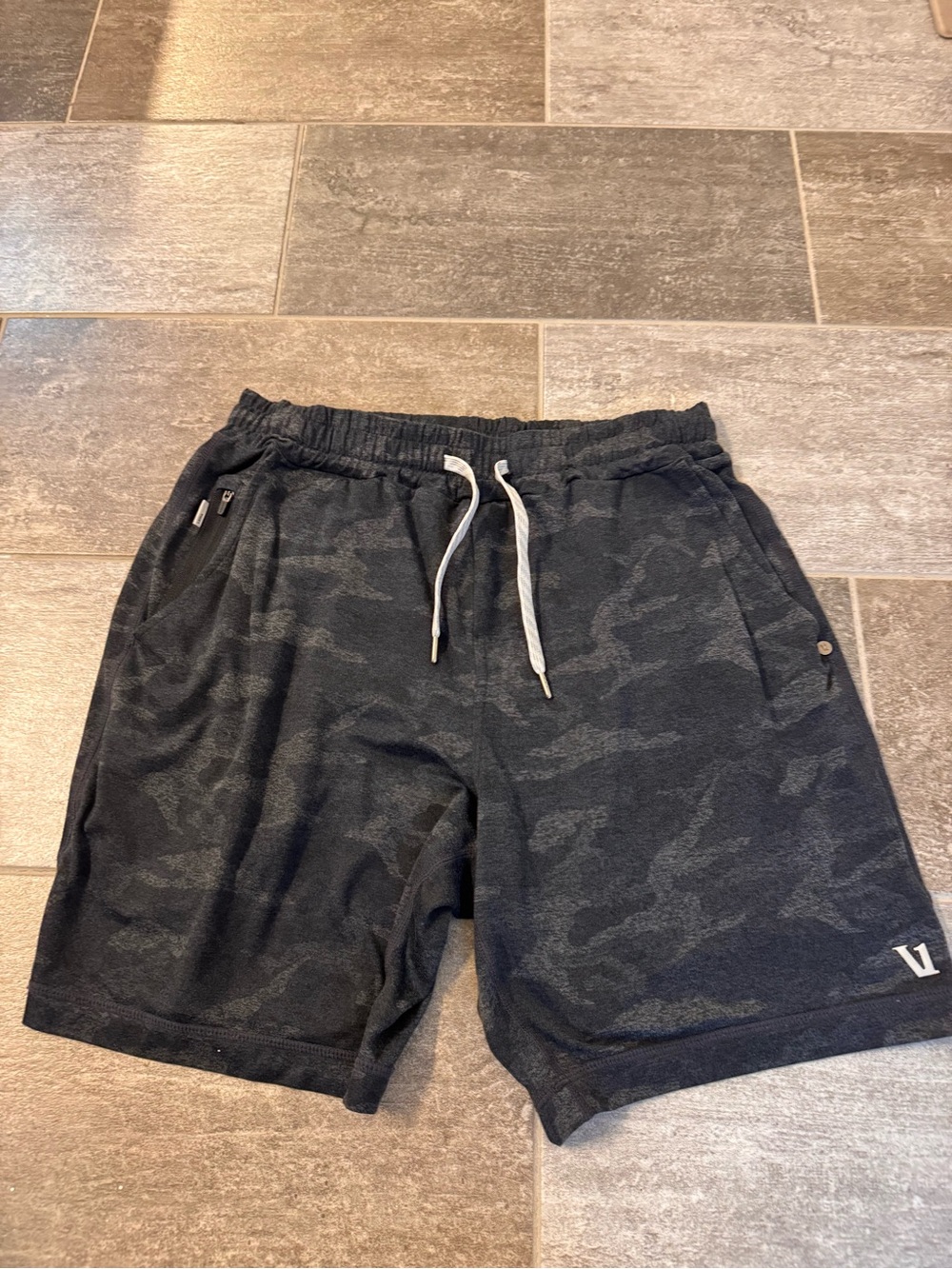 Vuori Men's Charcoal Camo Knit Drawstring Shorts, small, excellent